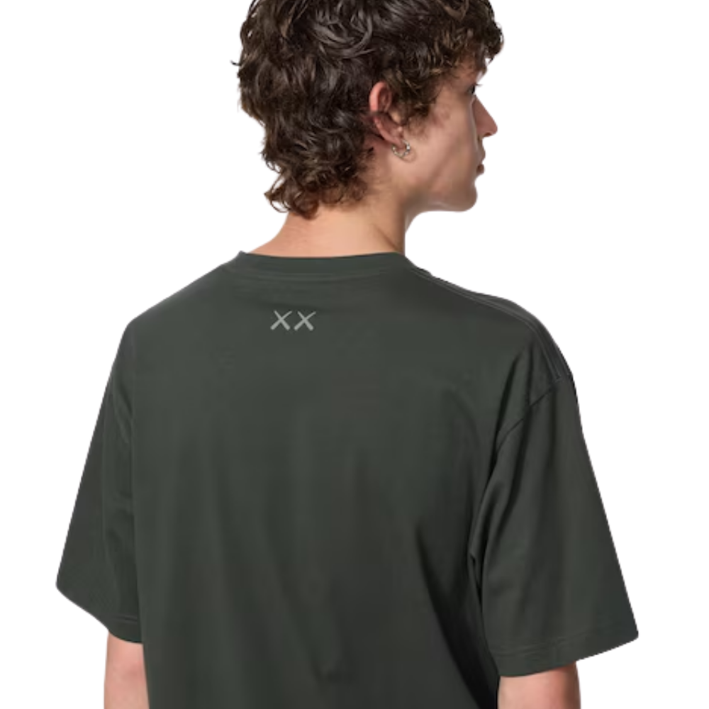 Uniqlo 'KAWS UNIVERSE' Companion Holding the Earth UT Graphic T-Shirt - Gray - Unisex